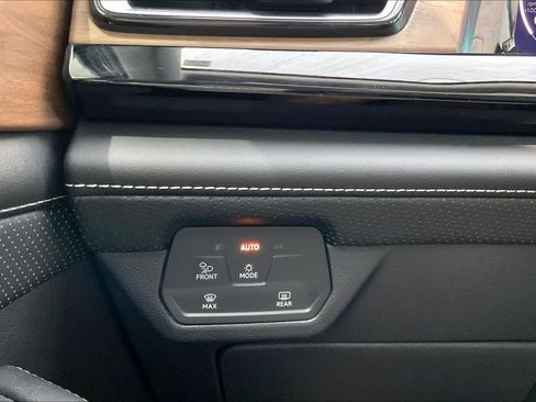 Used 2024 Volkswagen Atlas SE w/ Panoramic Sunroof Package FWD image 33