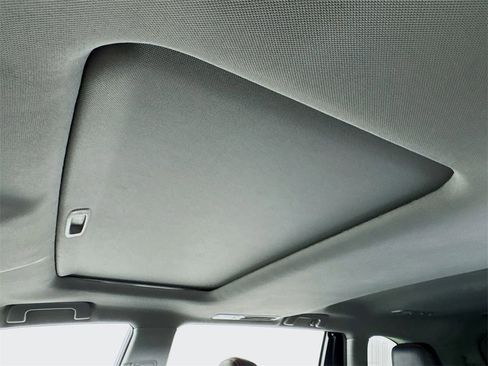 Used 2019 Toyota Highlander SE image 17