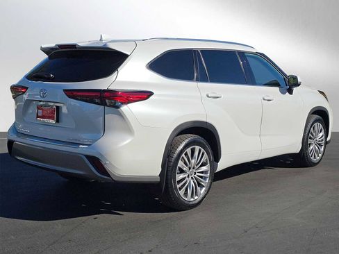 Certified 2022 Toyota Highlander Platinum image 3