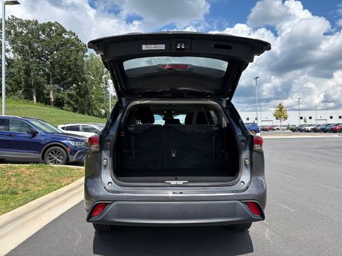 Used 2022 Toyota Highlander LE FWD image 11