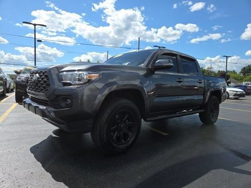 Used 2021 Toyota Tacoma TRD Sport w/ Technology Package AWD/4WD image 3