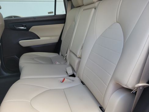 Used 2021 Toyota Highlander XLE FWD image 17