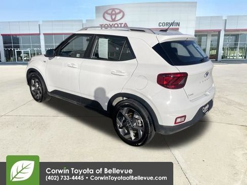 Used 2025 Hyundai Venue SEL image 3