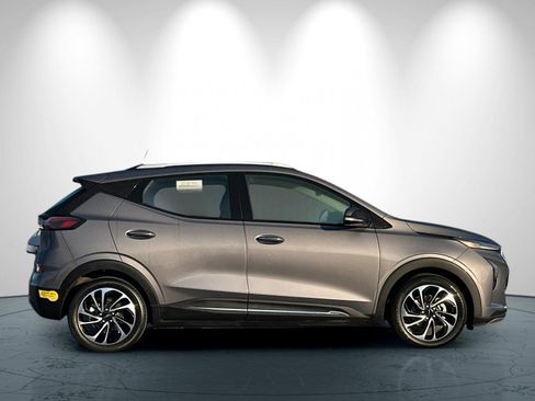 Used 2022 Chevrolet Bolt EUV Premier w/ Sun & Sound Package image 3