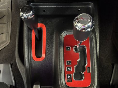 Used 2017 Jeep Wrangler Unlimited Sahara w/ Connectivity Group image 32