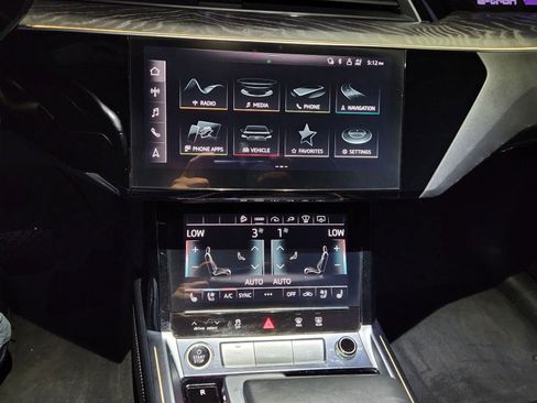 Used 2021 Audi e-tron Prestige w/ Prestige Package image 22