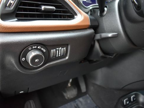 Used 2019 Chrysler Pacifica Limited w/ Tire & Wheel Group FWD image 41