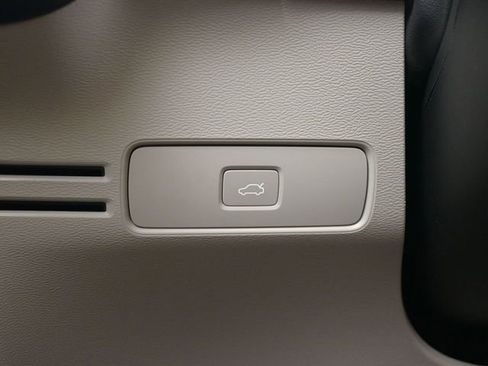 Used 2023 Volvo XC40 B5 Plus w/ Protection Package Premier image 27