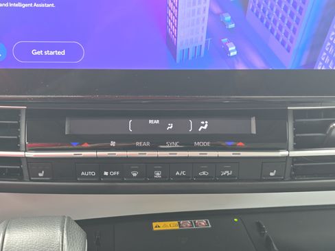 Used 2025 Toyota Sienna XLE FWD image 24