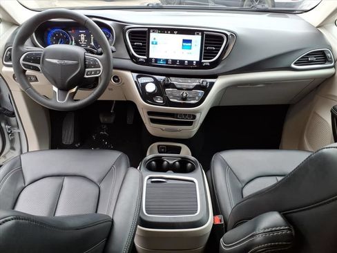 Used 2024 Chrysler Pacifica Touring-L FWD image 24