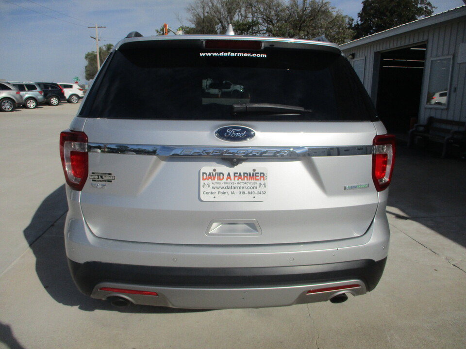 Used 2017 Ford Explorer XLT w/ Equipment Group 202A FWD image 5