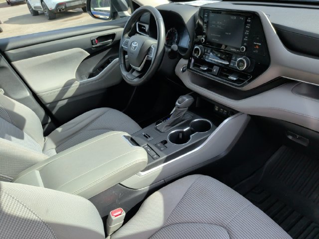 Used 2022 Toyota Highlander LE FWD image 30