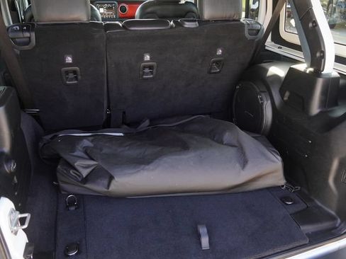 Used 2021 Jeep Wrangler Unlimited Rubicon AWD/4WD image 12