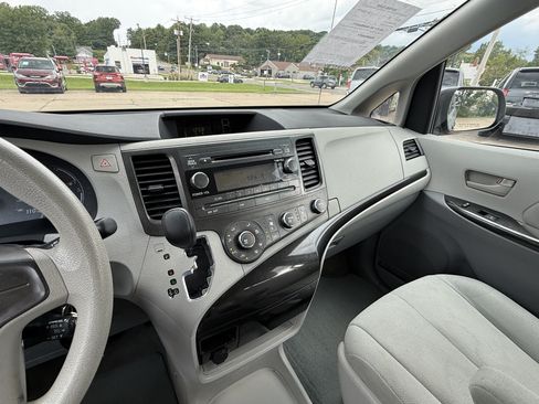 Used 2013 Toyota Sienna L w/ Towing Pkg FWD image 17