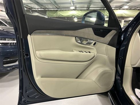Used 2025 Volvo XC90 B6 Plus w/ Protection Package Premier image 4