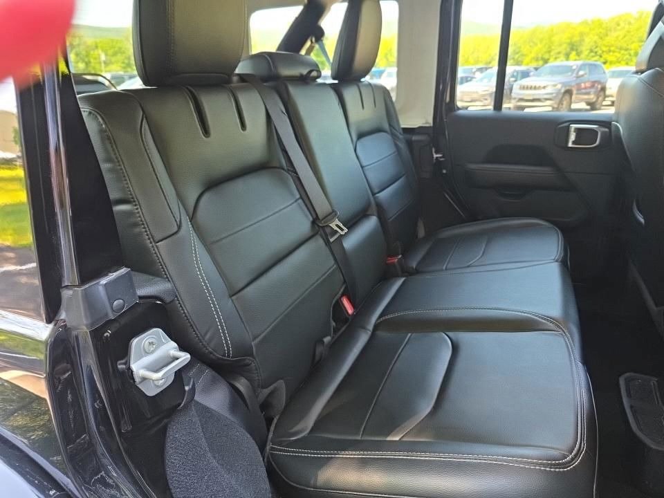 Used 2022 Jeep Wrangler Unlimited Sahara w/ Cold Weather Group AWD/4WD image 18
