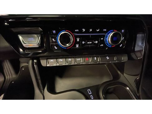 Used 2024 GMC Sierra 1500 AT4 w/ Technology Package AWD/4WD image 14