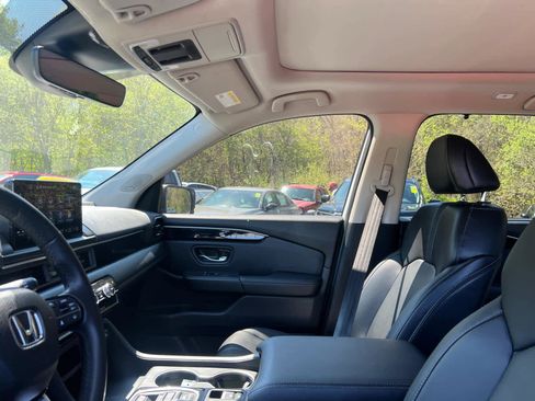 Used 2023 Honda Pilot Touring image 13