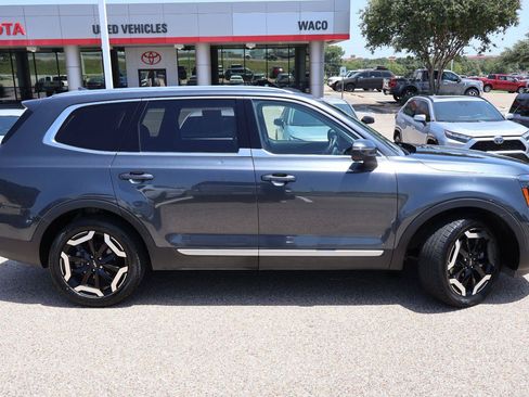 Used 2023 Kia Telluride EX w/ EX Captain's Chair Package FWD image 2