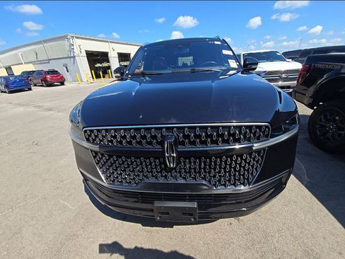 Used 2025 Lincoln Navigator L Reserve AWD/4WD image 6