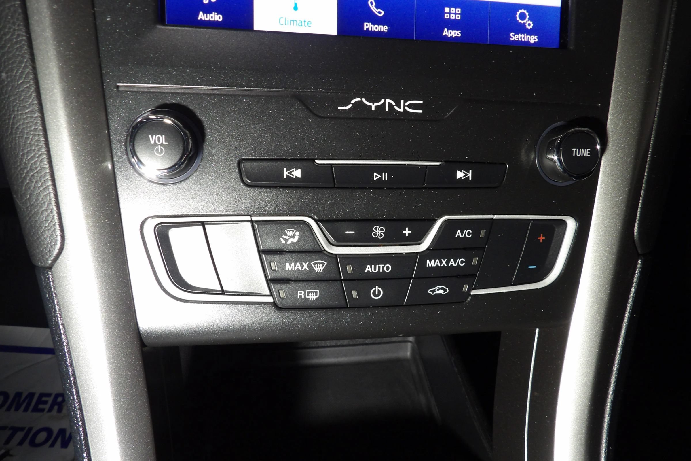 Used 2020 Ford Fusion SE FWD image 14