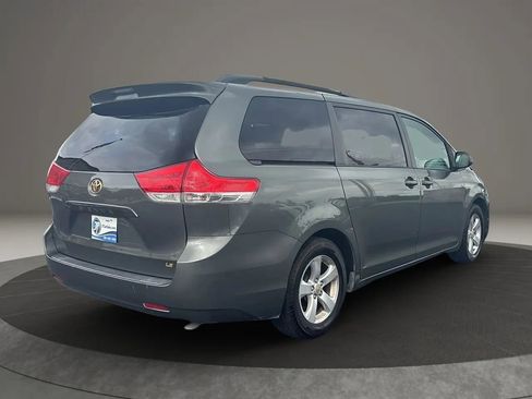 Used 2014 Toyota Sienna LE image 4