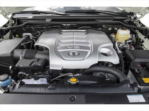 Used 2015 Toyota Land Cruiser image 9