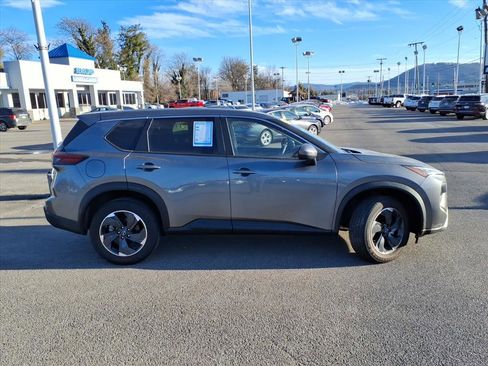 Used 2024 Nissan Rogue SV image 3