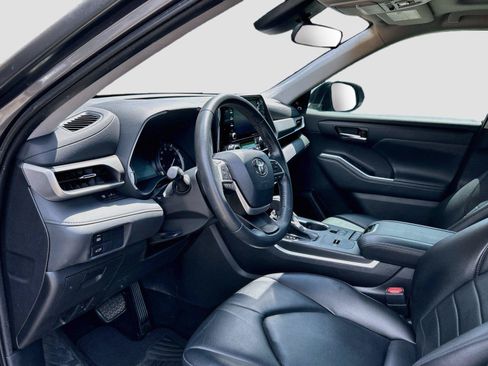Used 2022 Toyota Highlander XLE FWD image 28