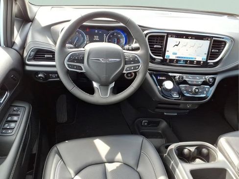 New 2026 Chrysler Pacifica Select AWD/4WD image 13