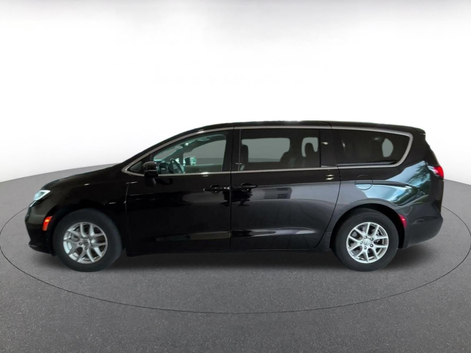 Used 2024 Chrysler Pacifica Touring-L FWD image 7