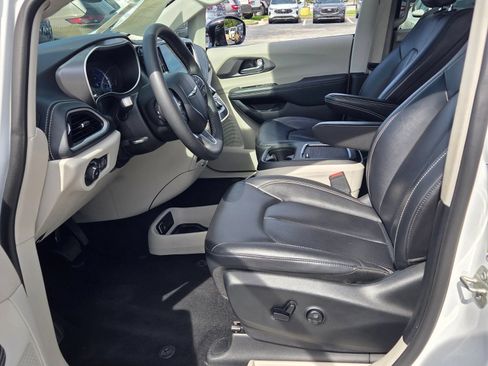 Used 2024 Chrysler Pacifica Limited FWD image 5
