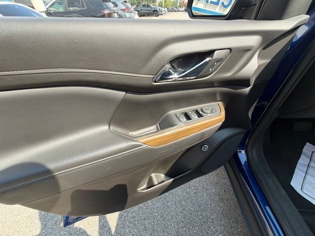Used 2023 GMC Acadia SLE w/ Driver Convenience Package FWD image 40
