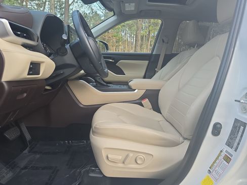 Used 2022 Toyota Highlander XLE image 14