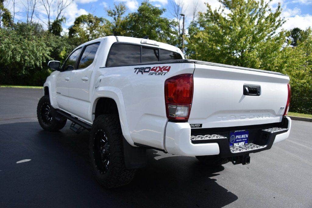 Used 2016 Toyota Tacoma TRD Sport w/ Towing Package AWD/4WD image 9