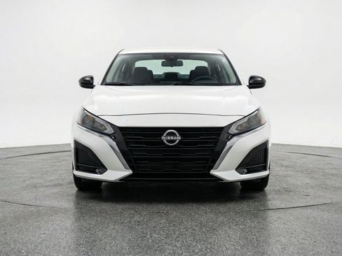 Used 2025 Nissan Altima 2.5 SV FWD image 2