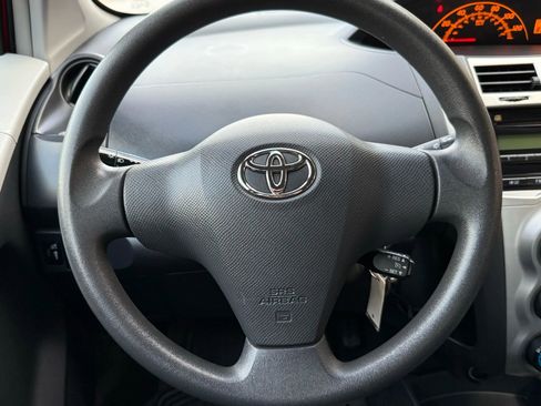 Used 2010 Toyota Yaris 4-Door Hatchback image 22