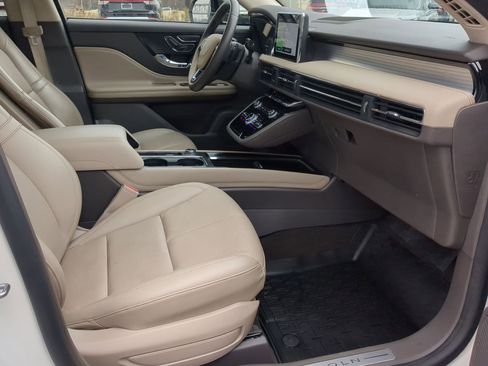 Used 2022 Lincoln Corsair AWD w/ Premium Package image 24