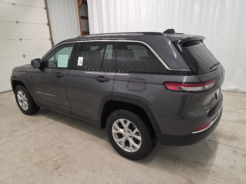 Used 2024 Jeep Grand Cherokee Limited AWD/4WD image 3