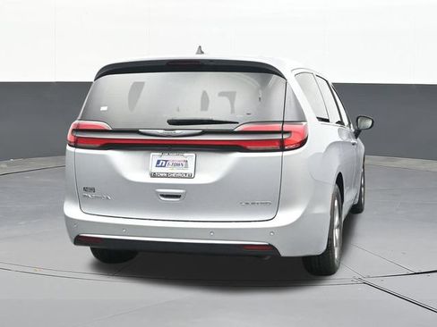 Used 2024 Chrysler Pacifica Limited FWD image 13