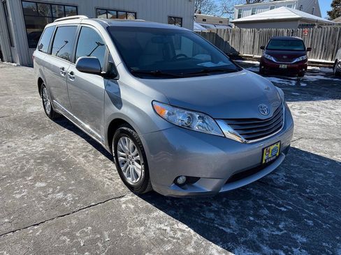 Used 2015 Toyota Sienna XLE Premium image 50