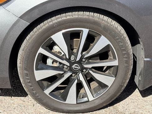 Used 2025 Nissan Sentra SV w/ SV Premium Package FWD image 5