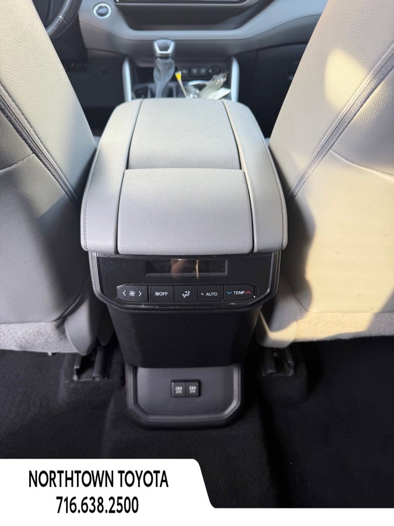 Used 2021 Toyota Highlander XLE FWD image 25