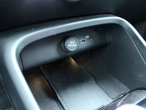 Used 2025 Volvo XC40 B5 Plus image 20