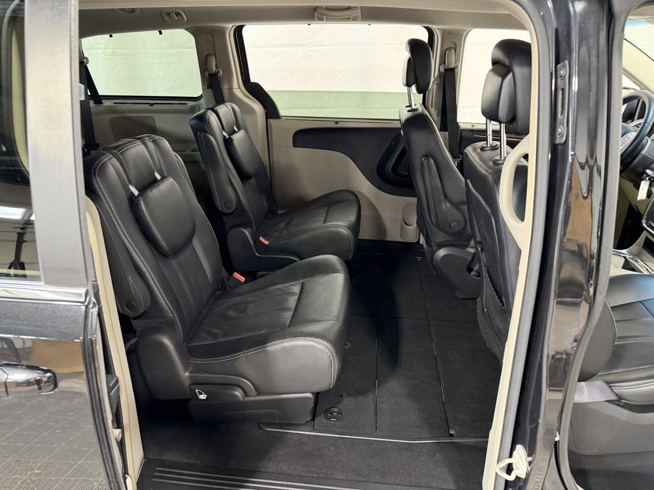 Used 2016 Chrysler Town & Country Touring FWD image 15