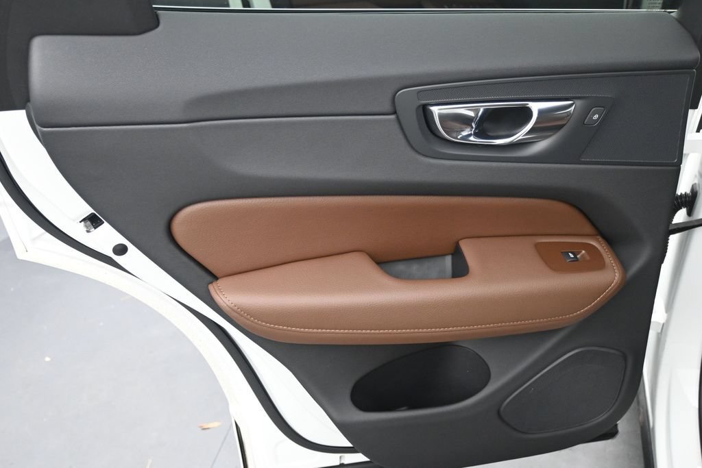 Certified 2022 Volvo XC60 B5 Momentum w/ Advanced Package FWD image 19
