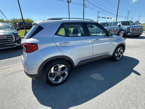 Used 2021 Hyundai Venue SEL FWD image 11