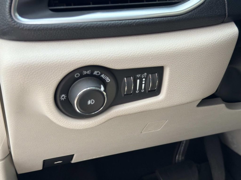 Used 2020 Chrysler Pacifica Limited FWD image 27