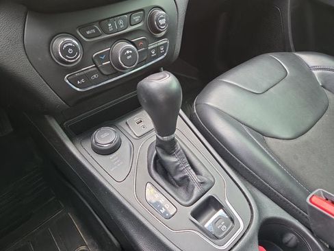 Used 2019 Jeep Cherokee Latitude Plus AWD/4WD image 16