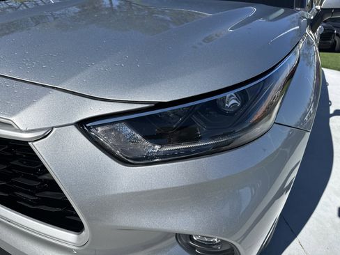 Certified 2021 Toyota Highlander XLE image 6